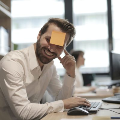man-in-white-dress-shirt-with-post-it-note-on-his-forehead-3966800 kawaloo inserat erstellen