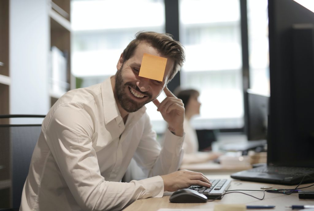 5 Tipps für dein erfolgreiches Inserat auf kawaloo 1 man in white dress shirt with post it note on his forehead 3966800 1